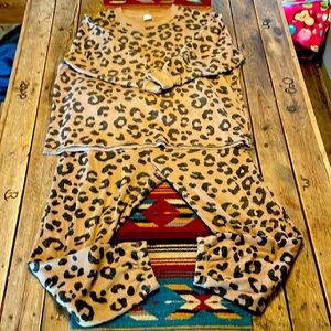 Tan Cheetah print jogging set sz M (8-10)